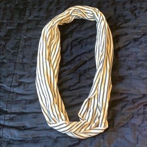 Navy & white wrap gap scarf